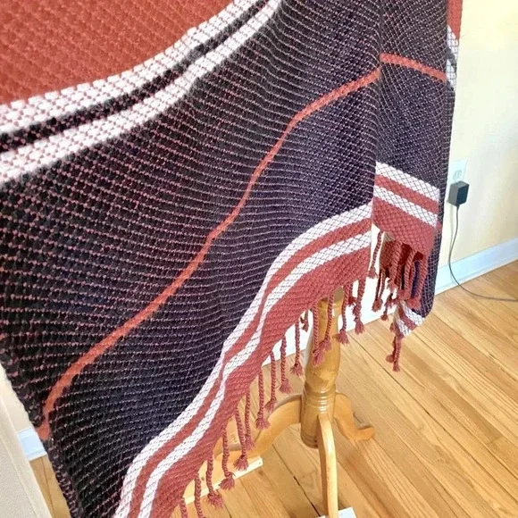 Treasure & Bond Women’s Boho Fringe Poncho One Size - Picture 5 of 8